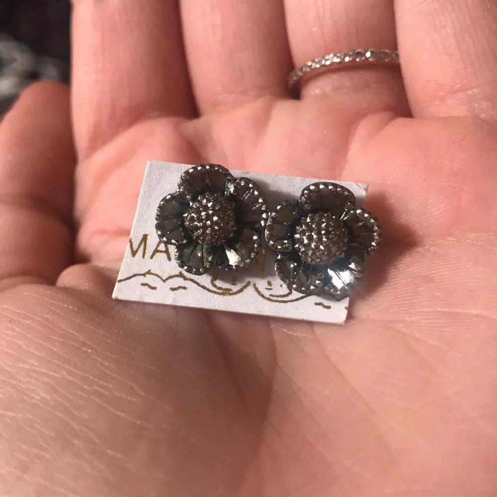 Silver flower earrings 🌺